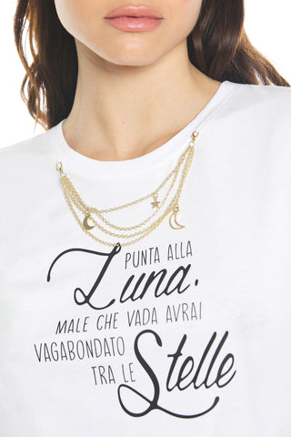 HERA half-sleeved t-shirt with relief print and necklace